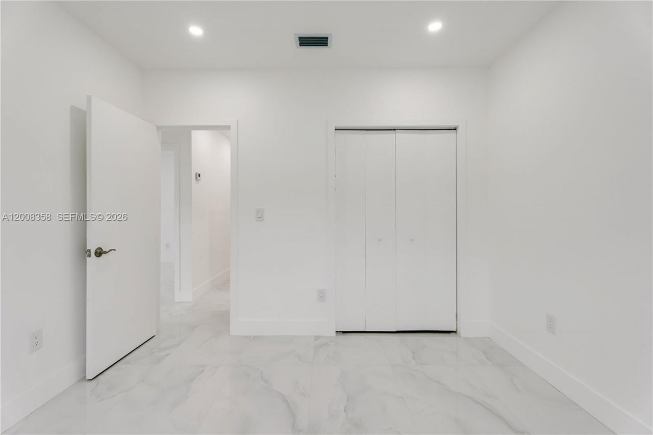 851 W 35th St, Hialeah, FL 33012 Photo