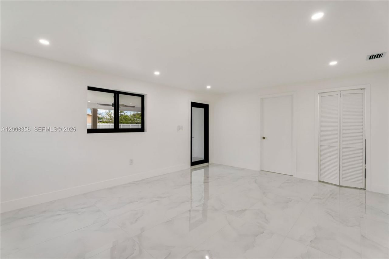 851 W 35th St, Hialeah, FL 33012 Photo
