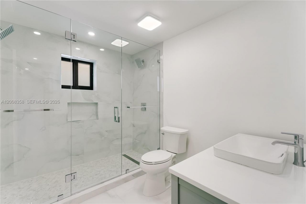 851 W 35th St, Hialeah, FL 33012 Photo