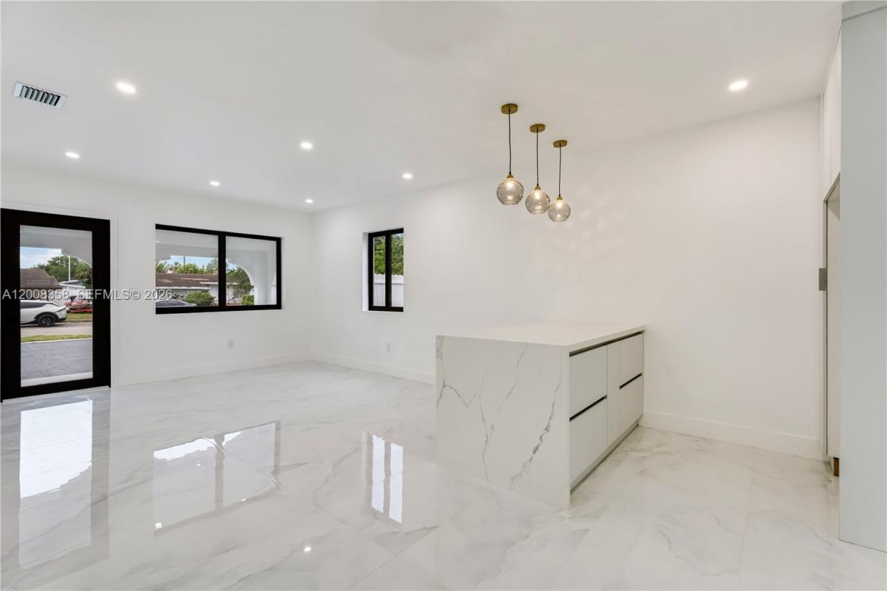 851 W 35th St, Hialeah, FL 33012 Photo