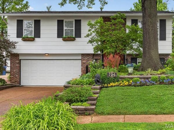 721 Oakway Place, Glendale, MO 63122