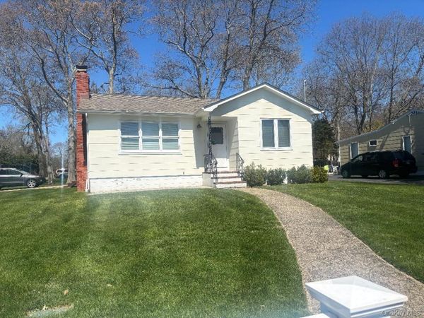 5 Mallard Drive, Center Moriches, NY 11934