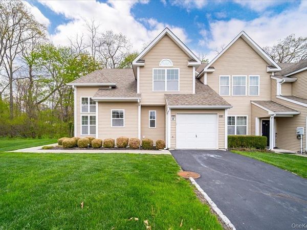 26 Halley Court, Poughkeepsie, NY 12601