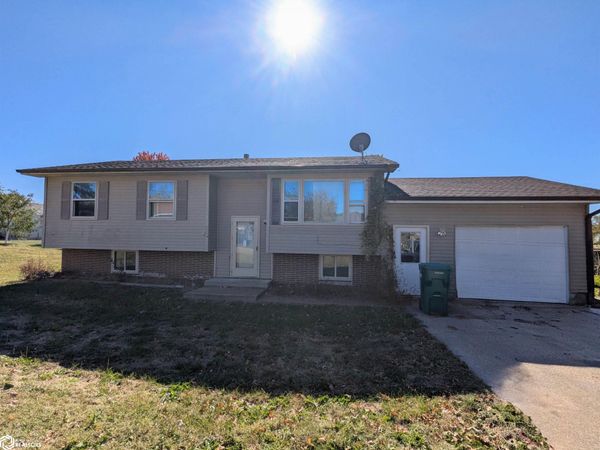 103 W SHERRIE Lane, New London, IA 52645