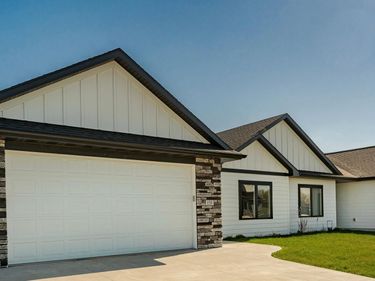 158 Sandstone Drive NW, Eyota, MN 55934