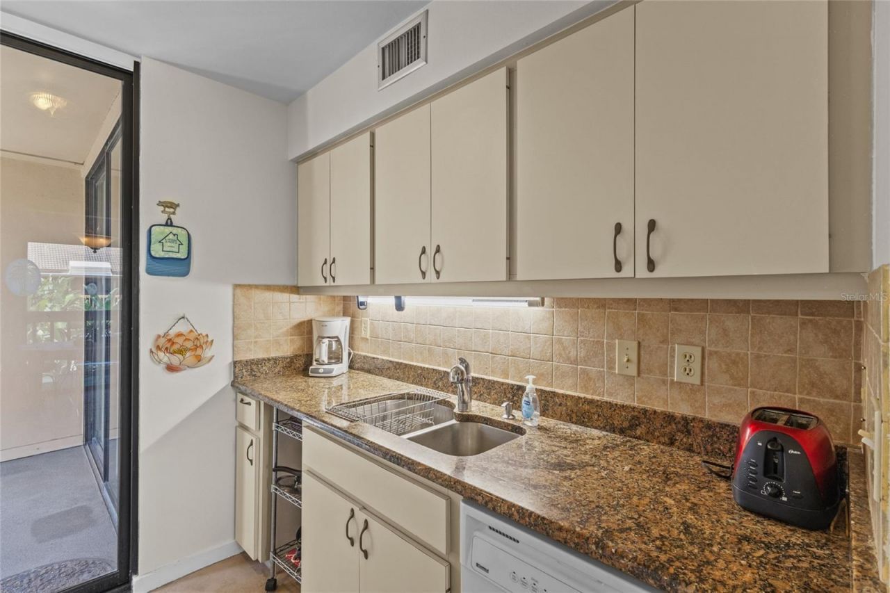 3033 Willow Green, Unit 10, Sarasota, FL 34235 Photo