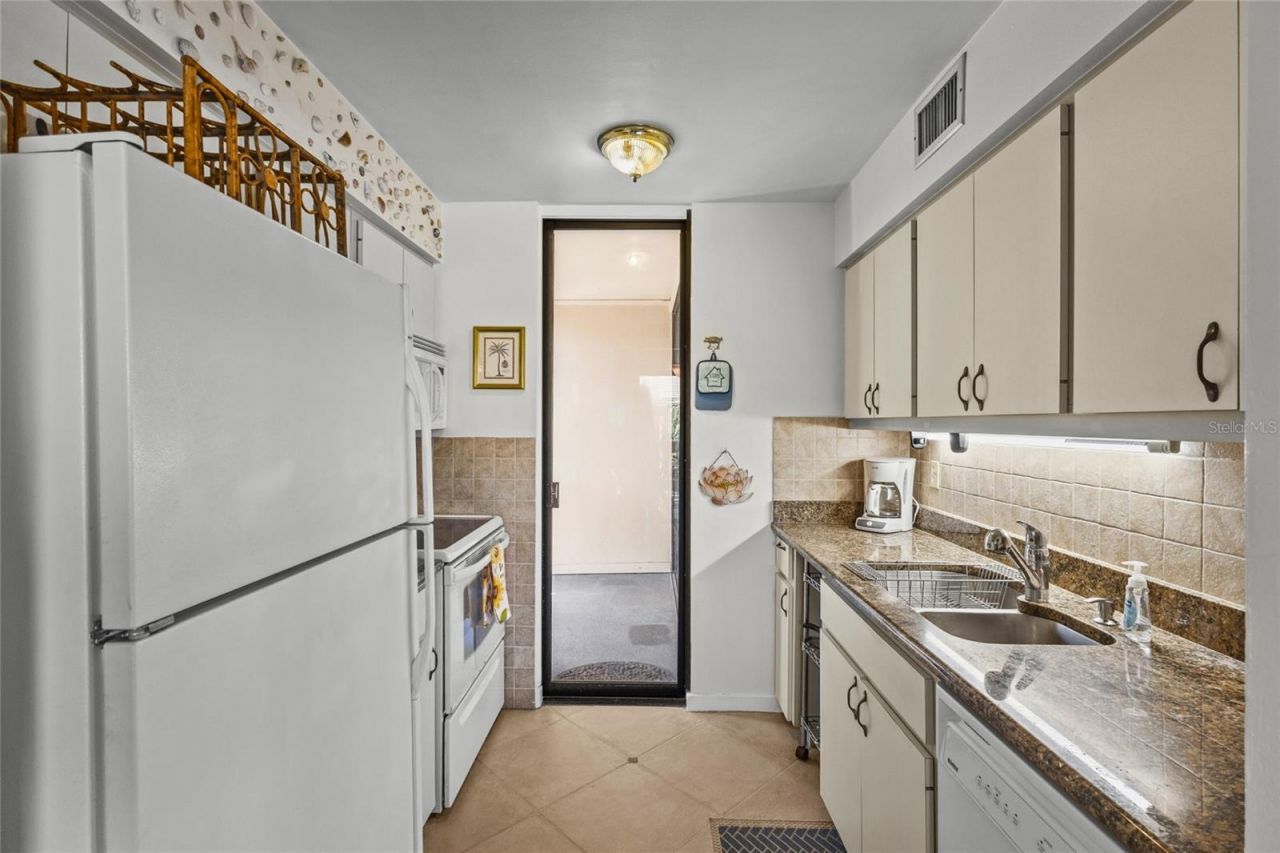 3033 Willow Green, Unit 10, Sarasota, FL 34235 Photo
