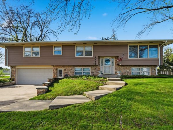 1665 25th Ave , Marion, IA 52302