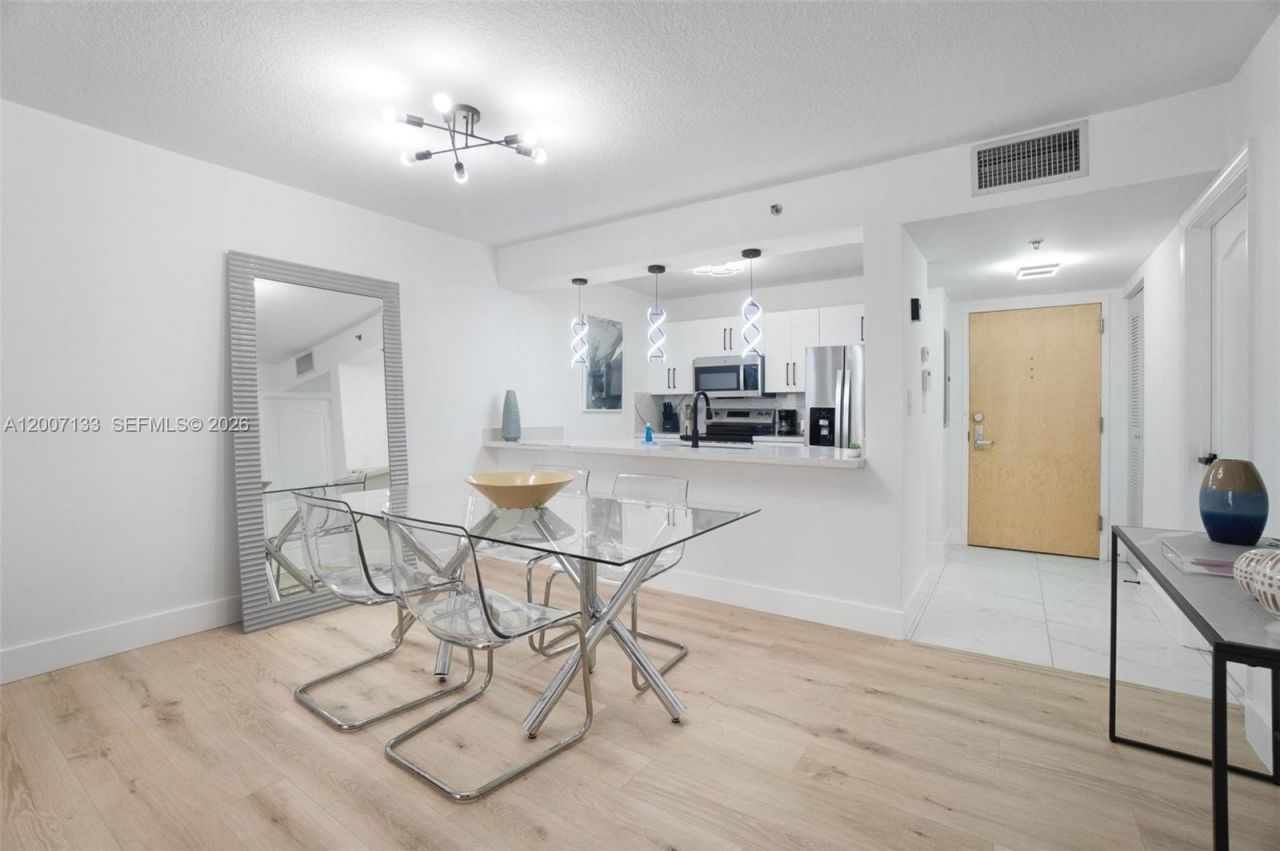 1200 Brickell Bay Dr, Unit 1907, Miami, FL 33131 Photo