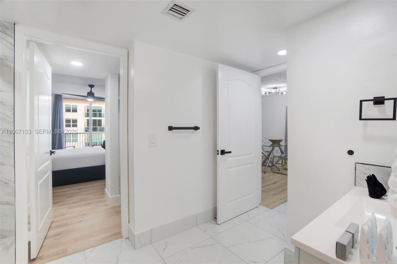 1200 Brickell Bay Dr, Unit 1907, Miami, FL 33131 Photo