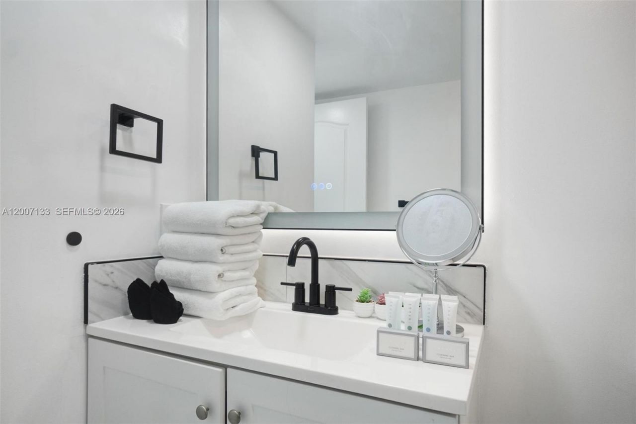 1200 Brickell Bay Dr, Unit 1907, Miami, FL 33131 Photo