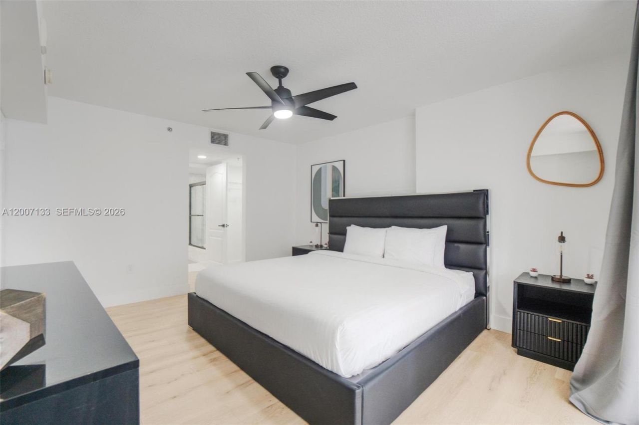 1200 Brickell Bay Dr, Unit 1907, Miami, FL 33131 Photo