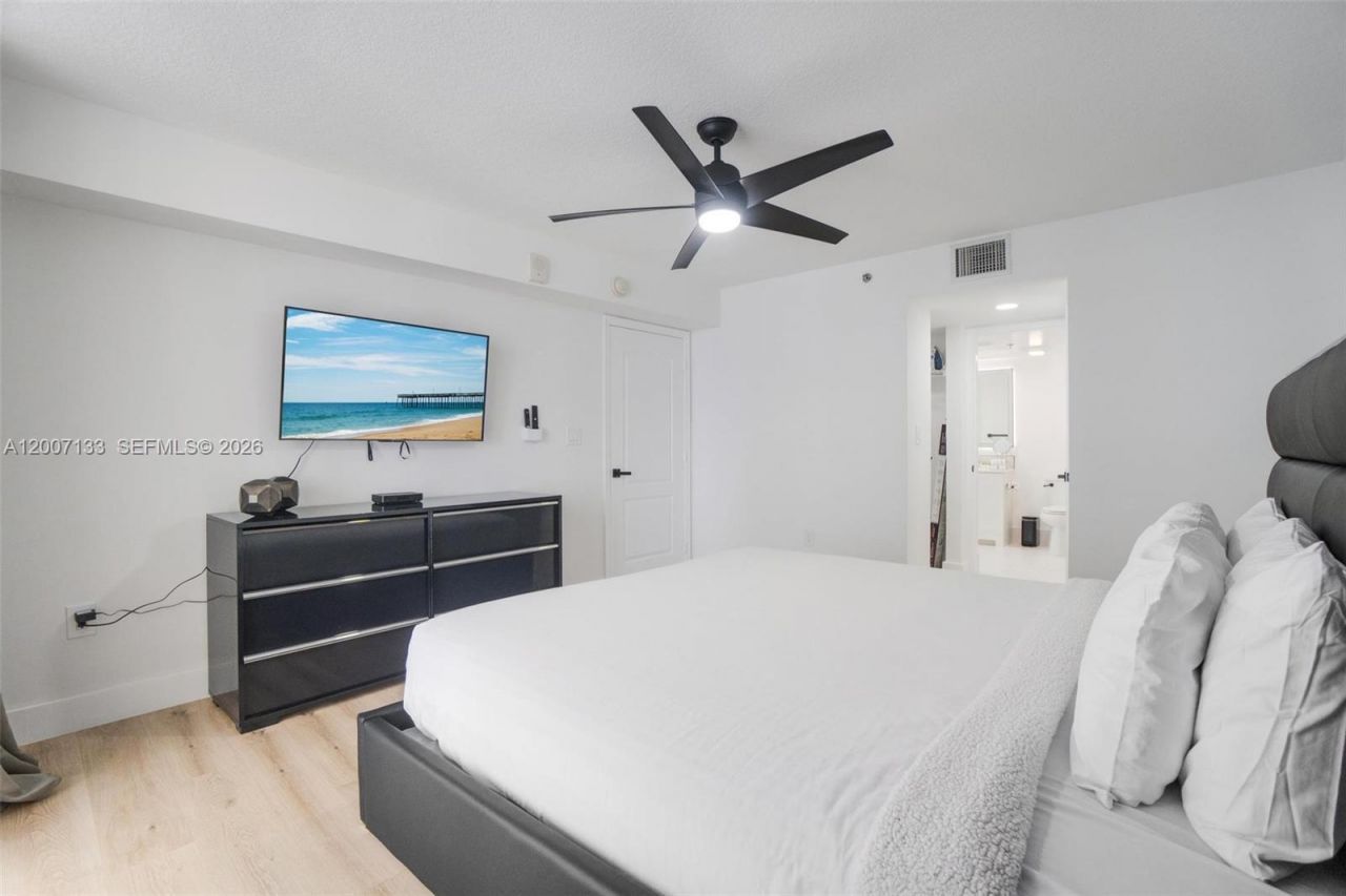 1200 Brickell Bay Dr, Unit 1907, Miami, FL 33131 Photo