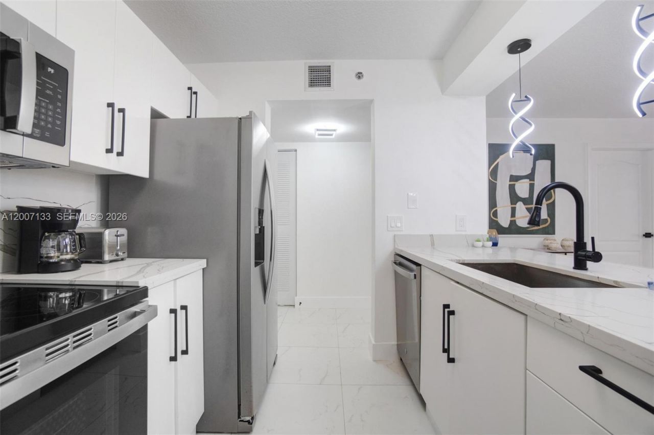 1200 Brickell Bay Dr, Unit 1907, Miami, FL 33131 Photo