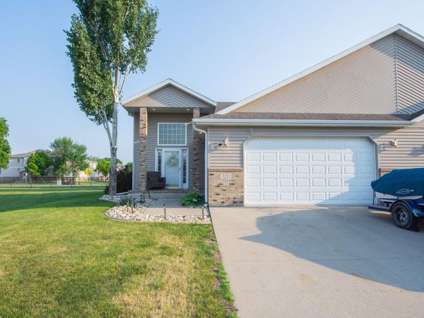 3221 11th Avenue S, Moorhead, MN 56560