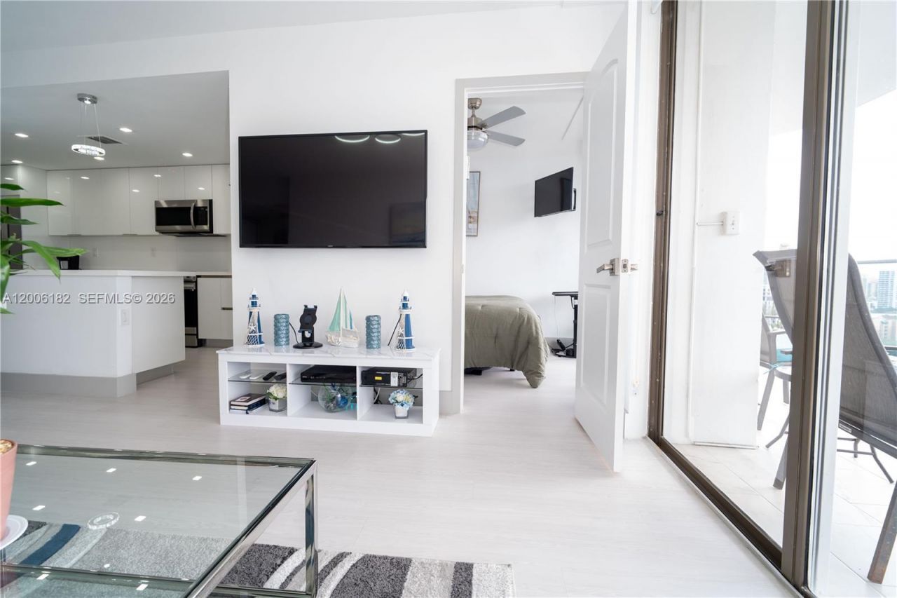 19707 Turnberry Way , Unit 18C, Aventura, FL 33180 Photo