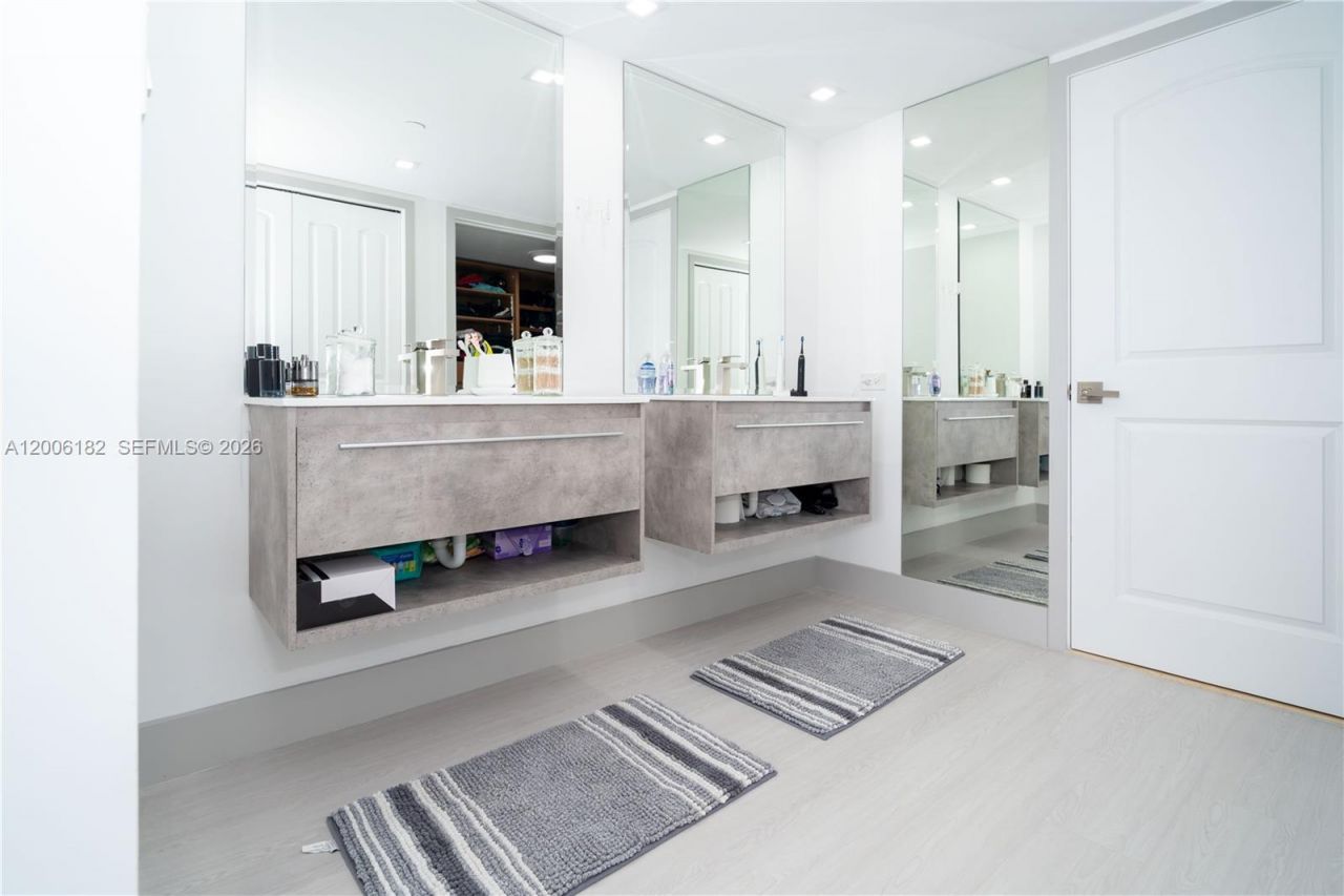 19707 Turnberry Way , Unit 18C, Aventura, FL 33180 Photo