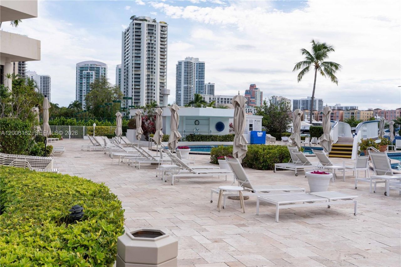 19707 Turnberry Way , Unit 18C, Aventura, FL 33180 Photo