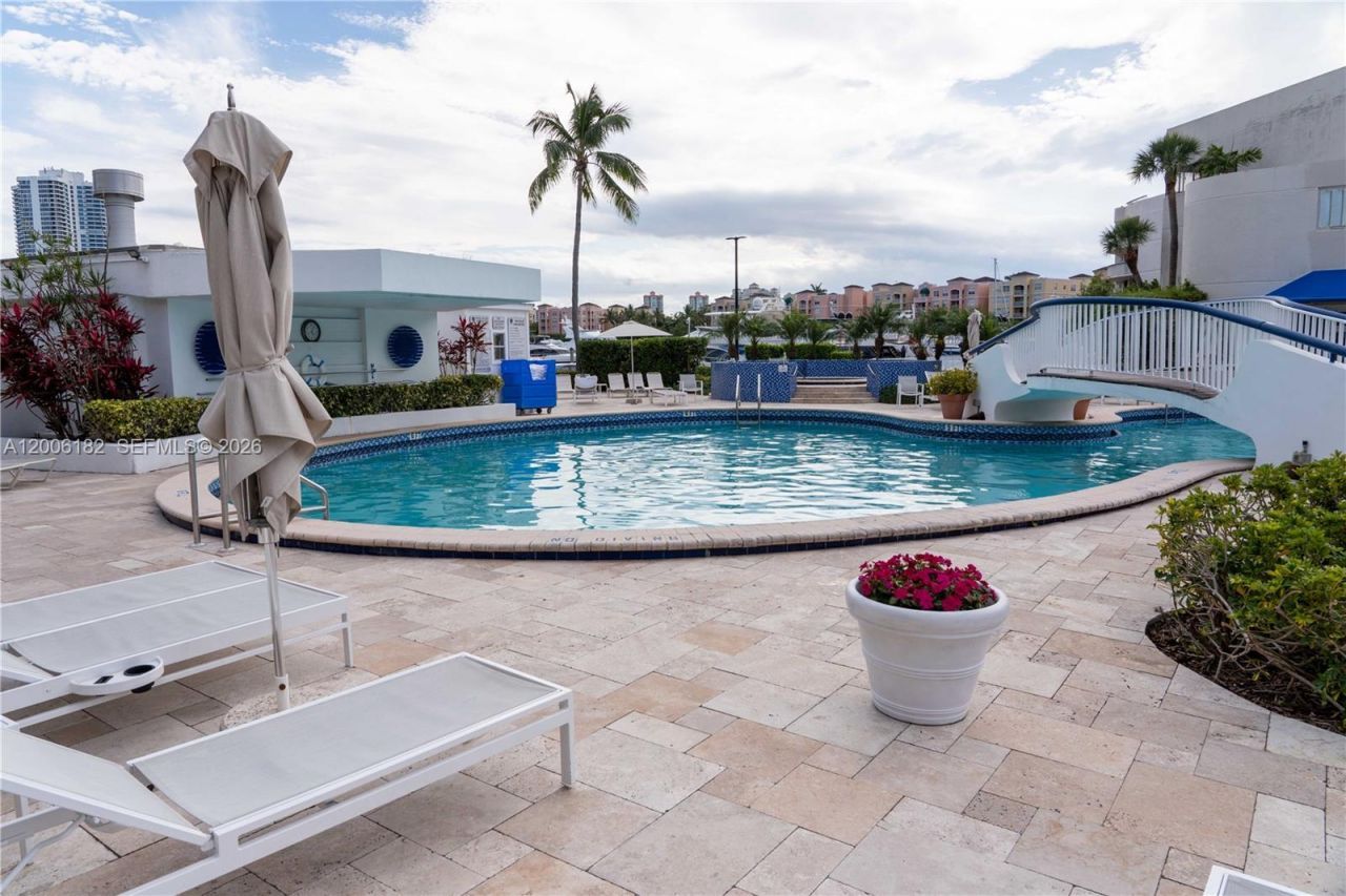 19707 Turnberry Way , Unit 18C, Aventura, FL 33180 Photo