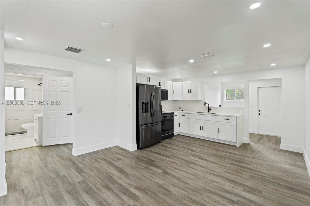 5658 SW 1st St , Miami, FL 33134 Photo