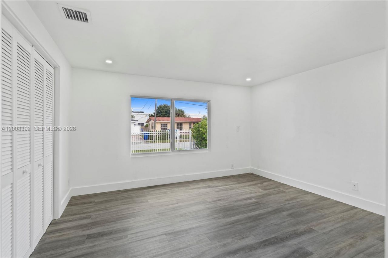 5658 SW 1st St , Miami, FL 33134 Photo