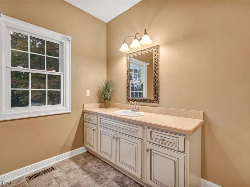 8933 Mountain View Drive, Mentor, OH 44060 Photo 22