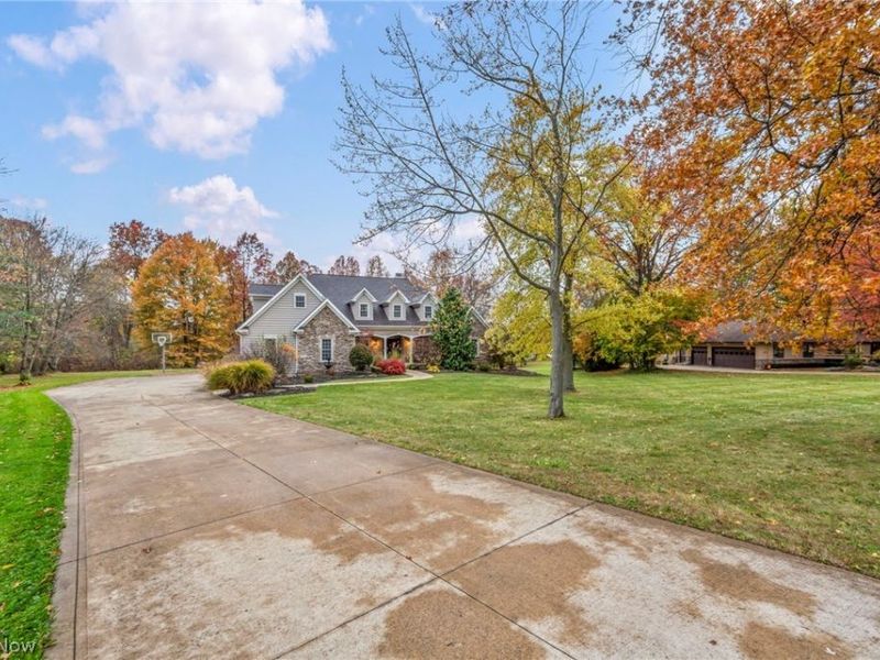 8933 Mountain View Drive, Mentor, OH 44060 Photo 4