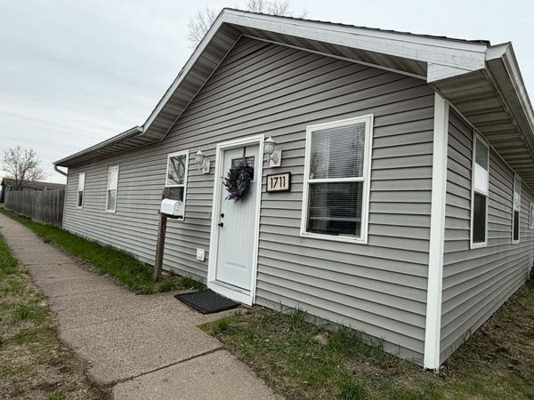 1711 INDIANA, Muscatine, IA 52761