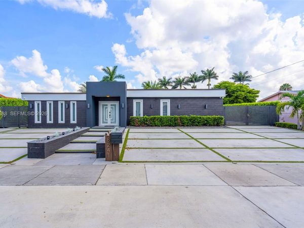 8241 NW 182nd St , Hialeah, FL 33015