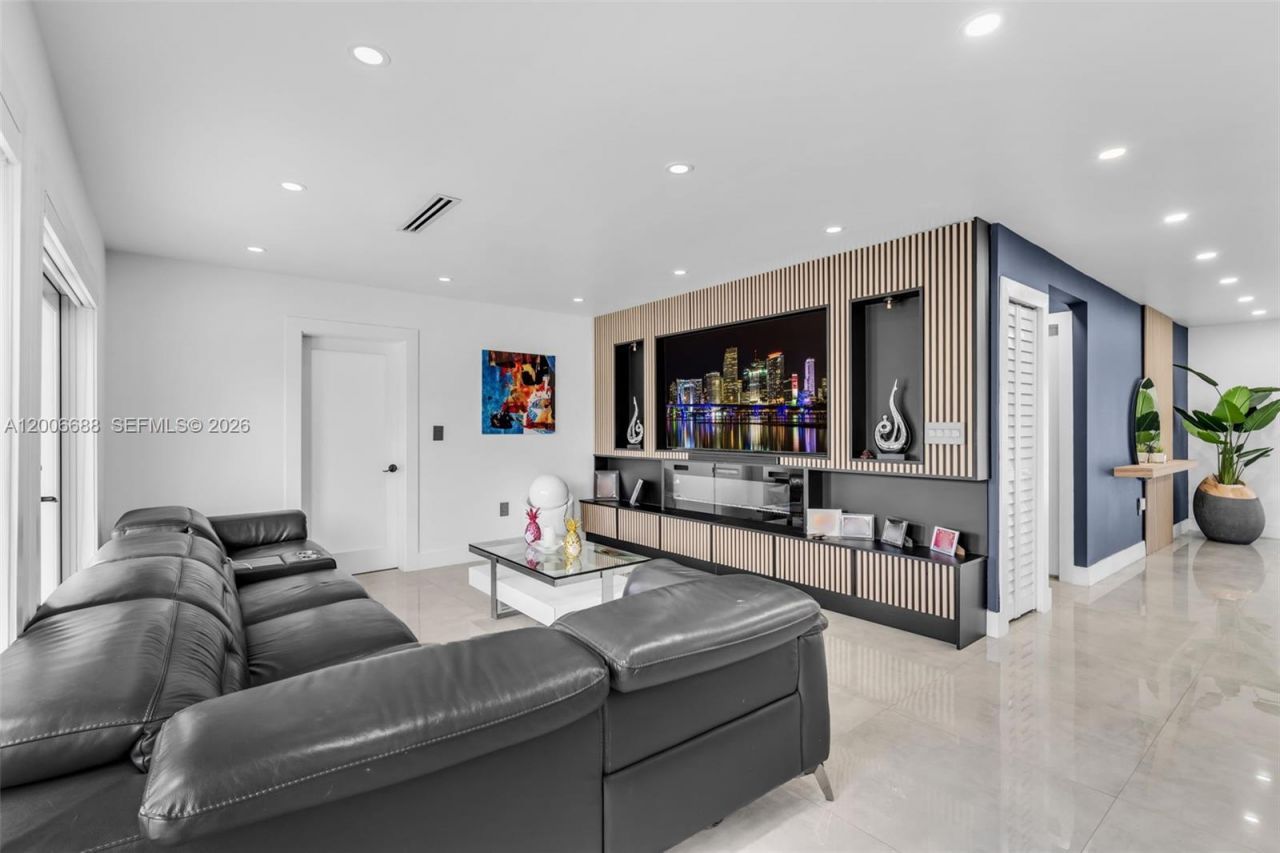 8241 NW 182nd St , Hialeah, FL 33015 Photo