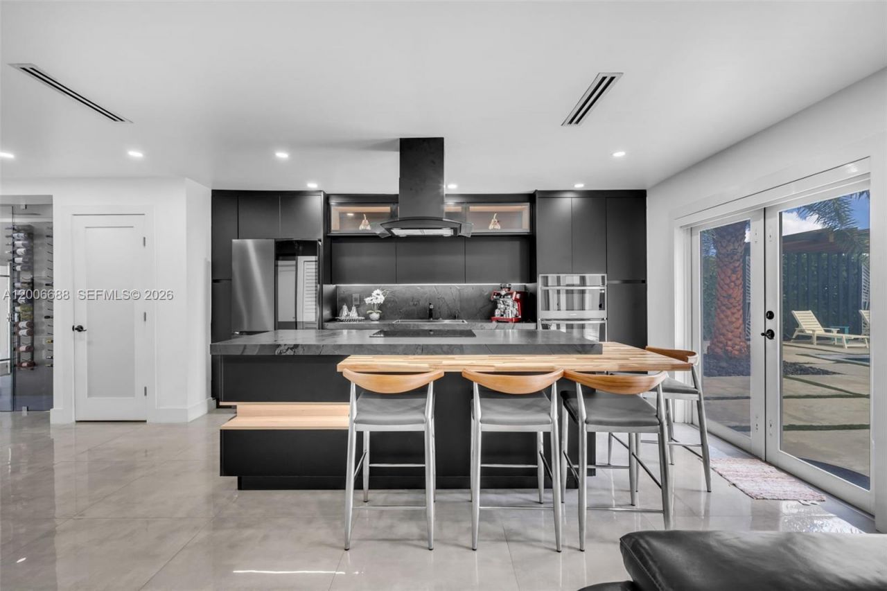 8241 NW 182nd St , Hialeah, FL 33015 Photo