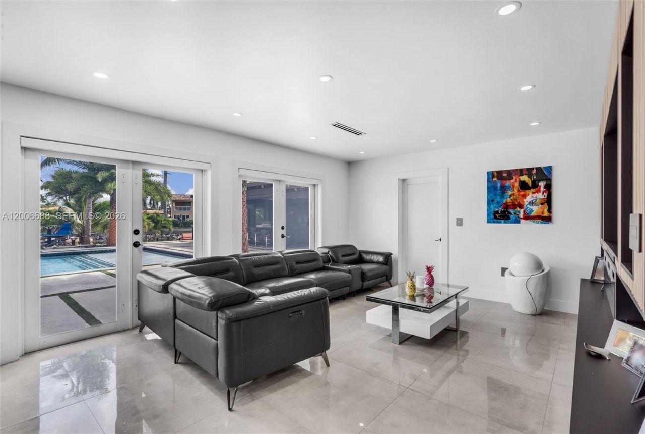 8241 NW 182nd St , Hialeah, FL 33015 Photo