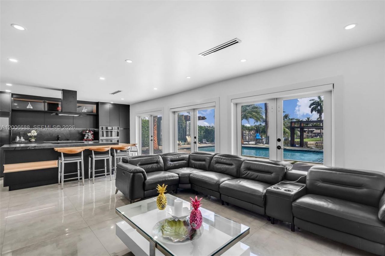 8241 NW 182nd St , Hialeah, FL 33015 Photo