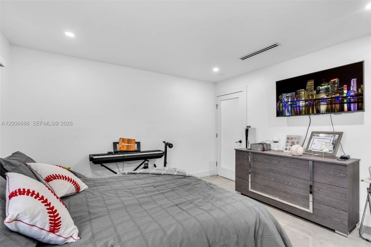 8241 NW 182nd St , Hialeah, FL 33015 Photo