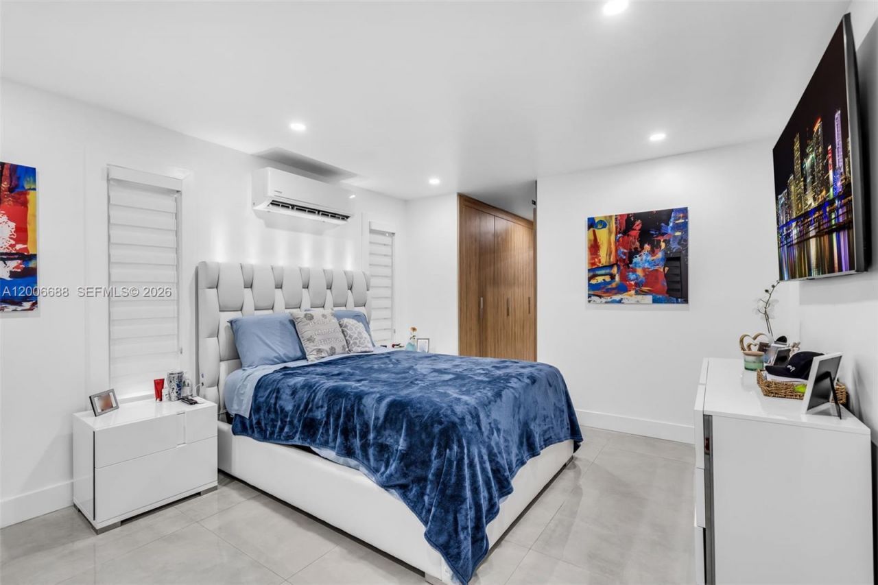 8241 NW 182nd St , Hialeah, FL 33015 Photo