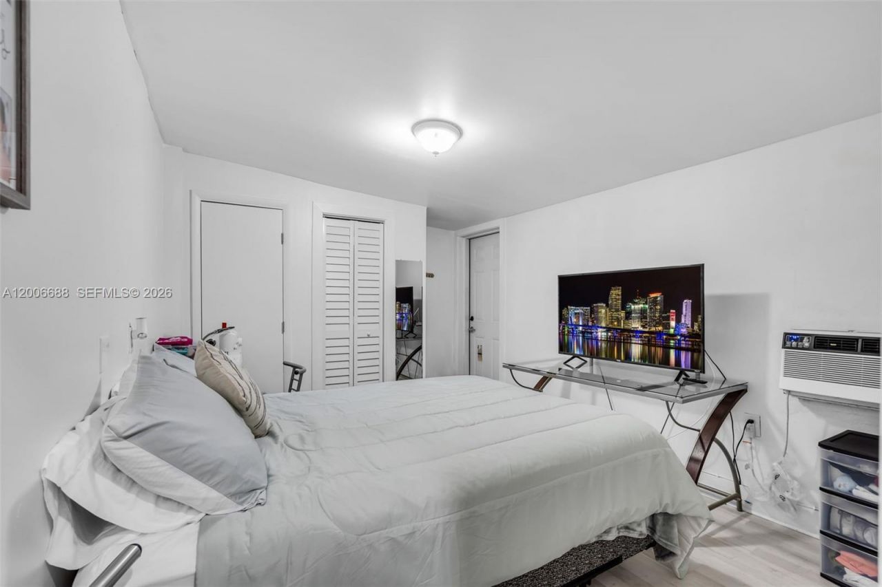 8241 NW 182nd St , Hialeah, FL 33015 Photo