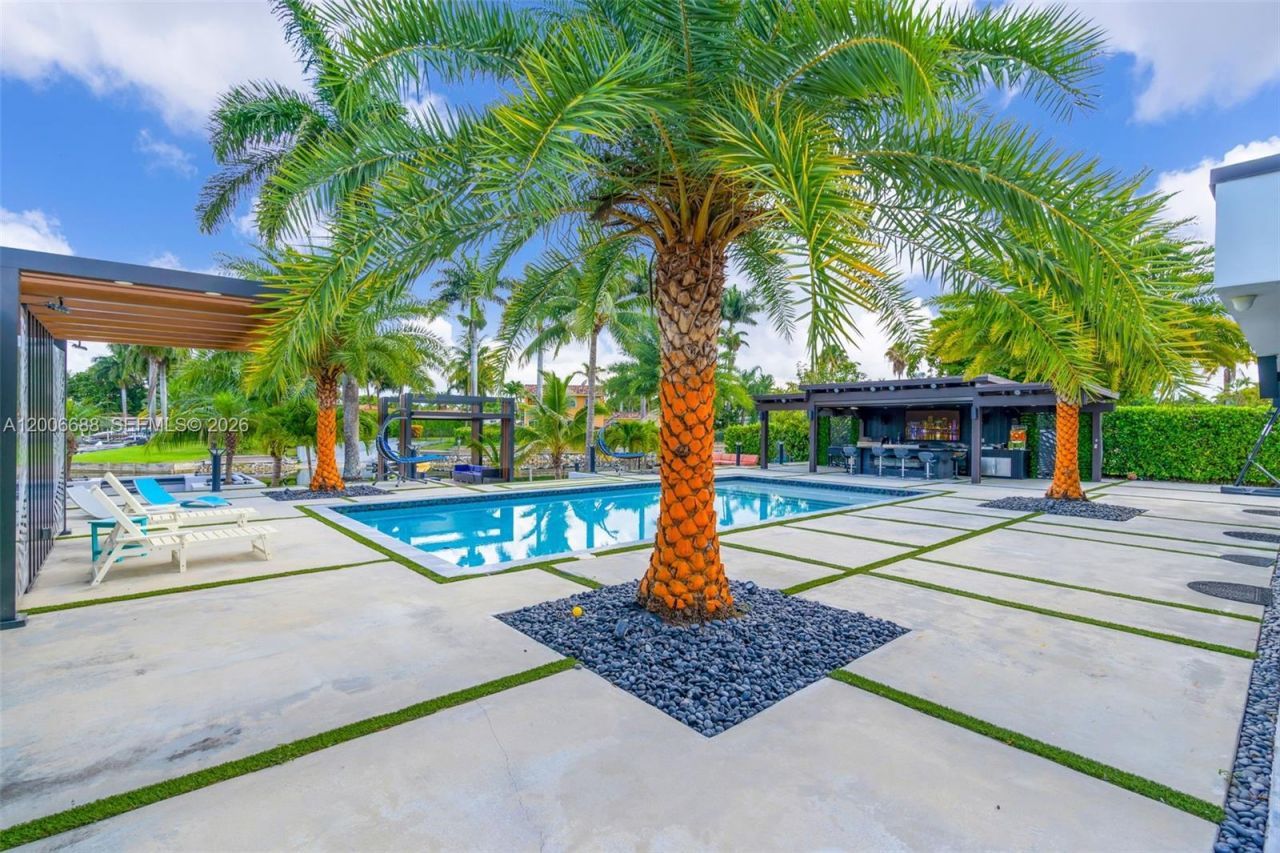 8241 NW 182nd St , Hialeah, FL 33015 Photo