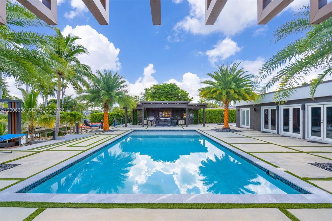 8241 NW 182nd St , Hialeah, FL 33015 Photo