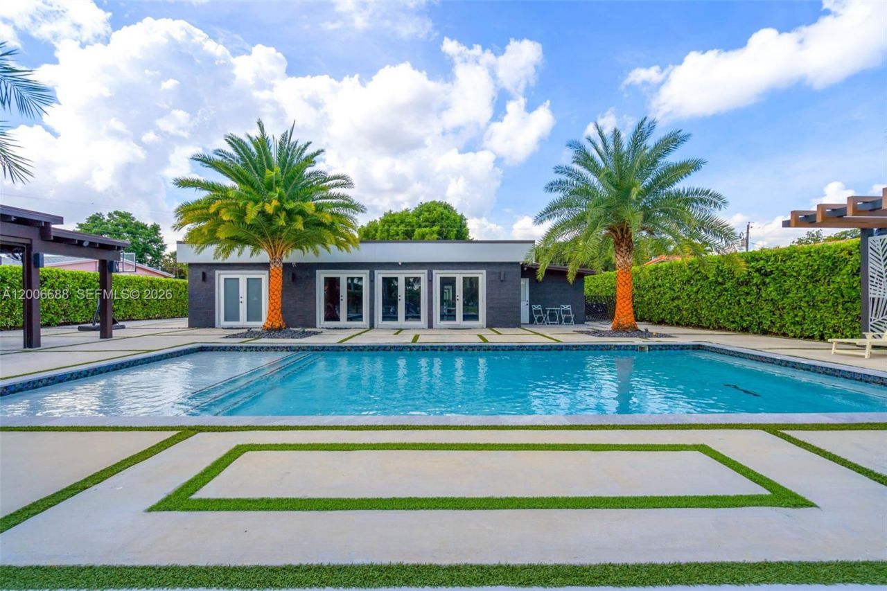 8241 NW 182nd St , Hialeah, FL 33015 Photo