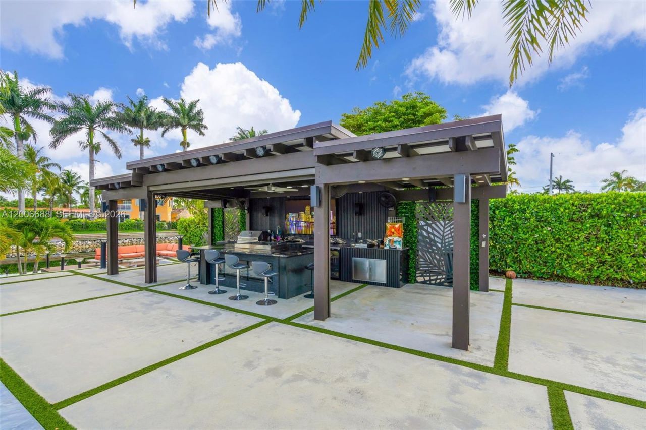 8241 NW 182nd St , Hialeah, FL 33015 Photo