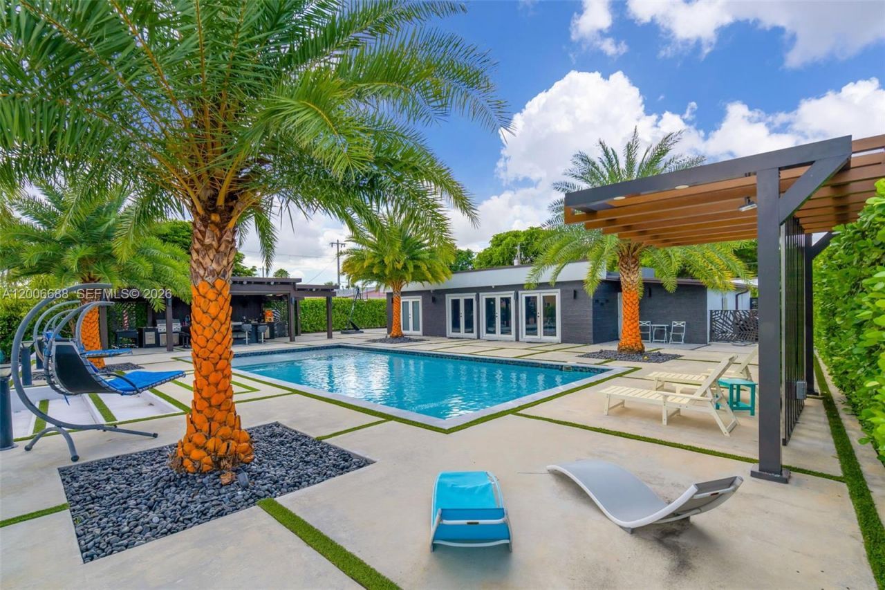 8241 NW 182nd St , Hialeah, FL 33015 Photo