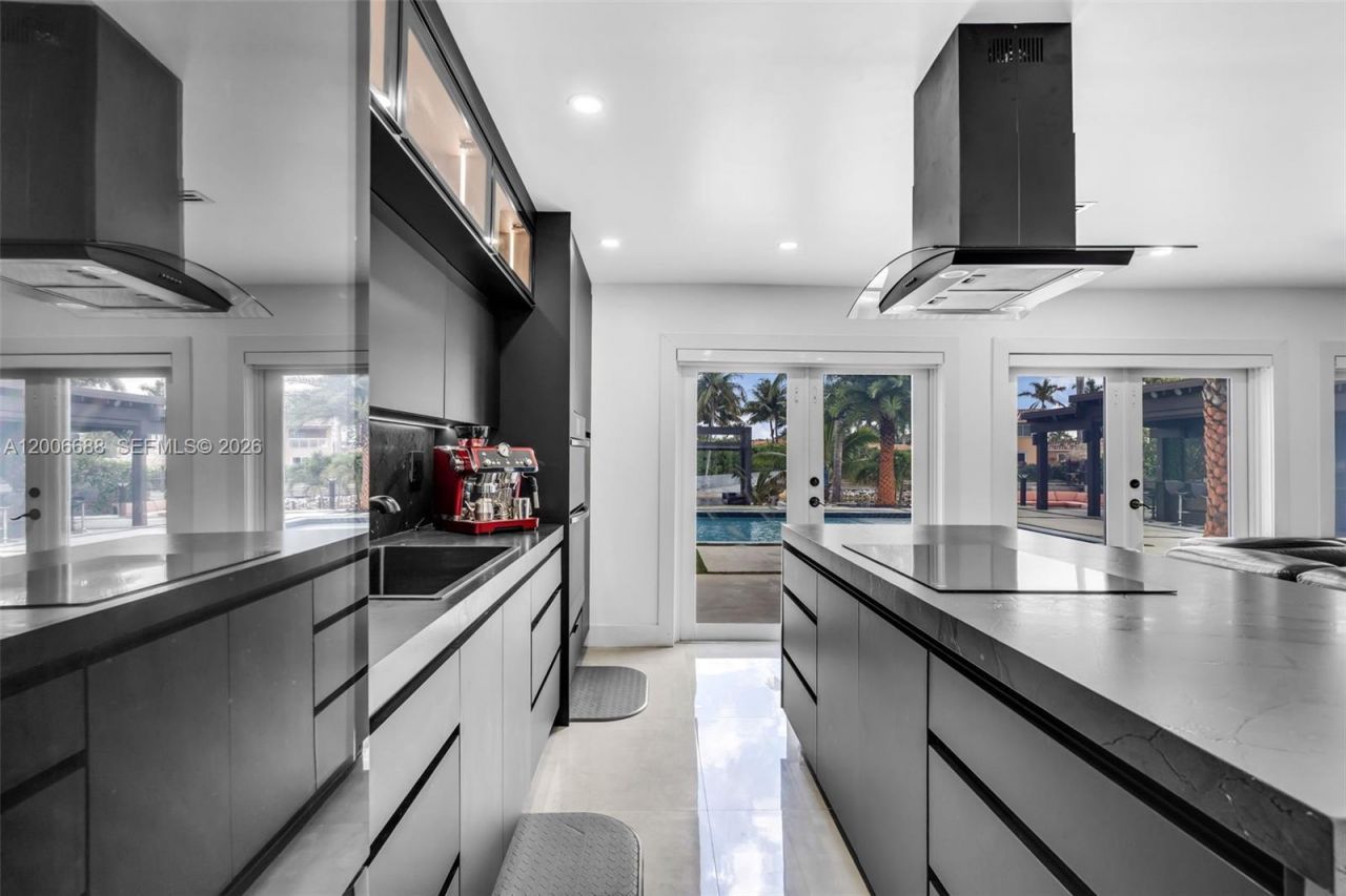 8241 NW 182nd St , Hialeah, FL 33015 Photo