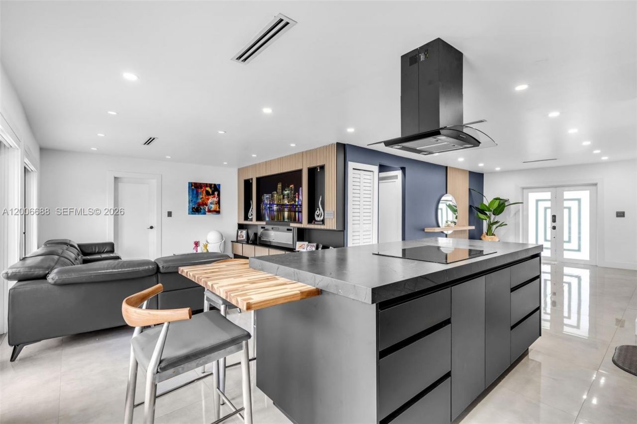 8241 NW 182nd St , Hialeah, FL 33015 Photo