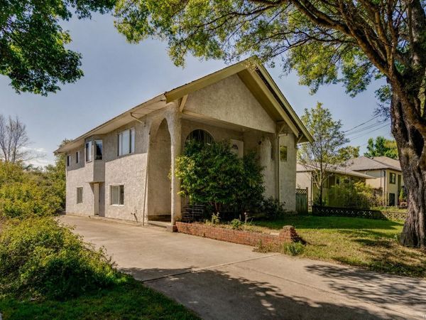 2630 Victor St, Victoria, BC V8R 4E2