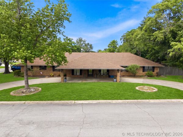 1613 S Colonial Circle , Sallisaw, OK 74955