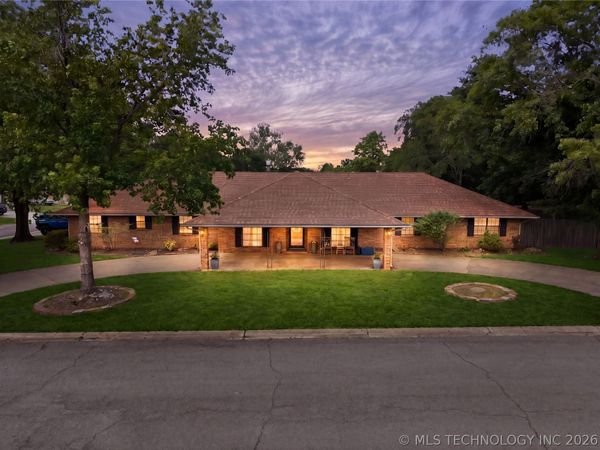 1613 S Colonial Circle , Sallisaw, OK 74955