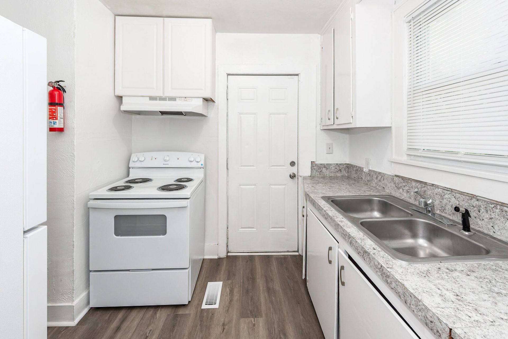 2620 Woodlawn Avenue Photo 14