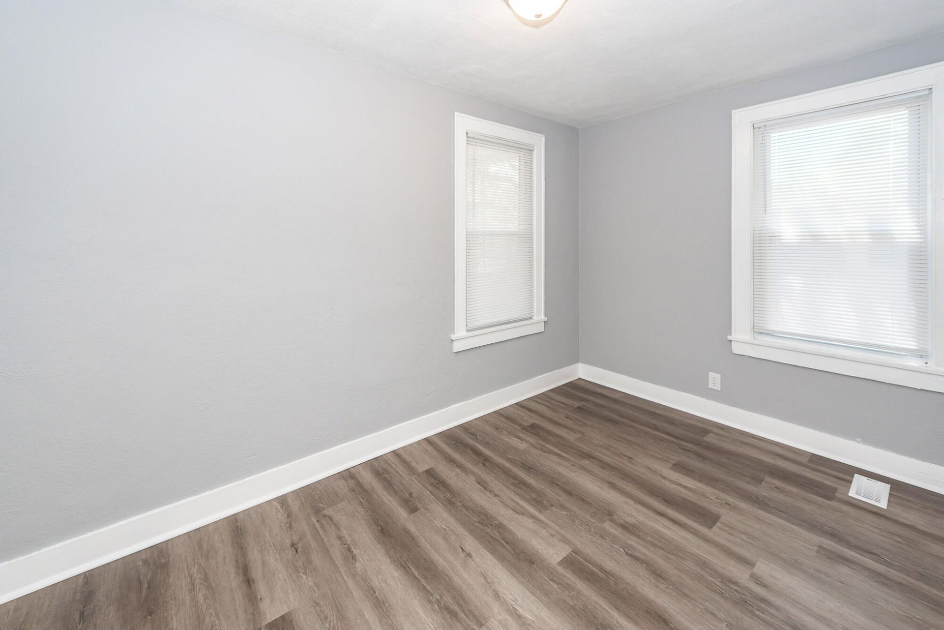 2620 Woodlawn Avenue Photo 17