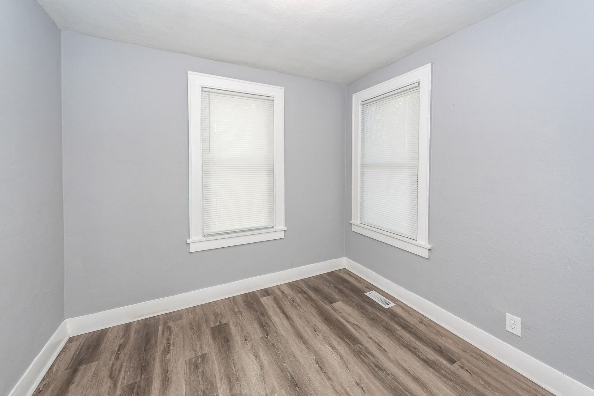 2620 Woodlawn Avenue Photo 23