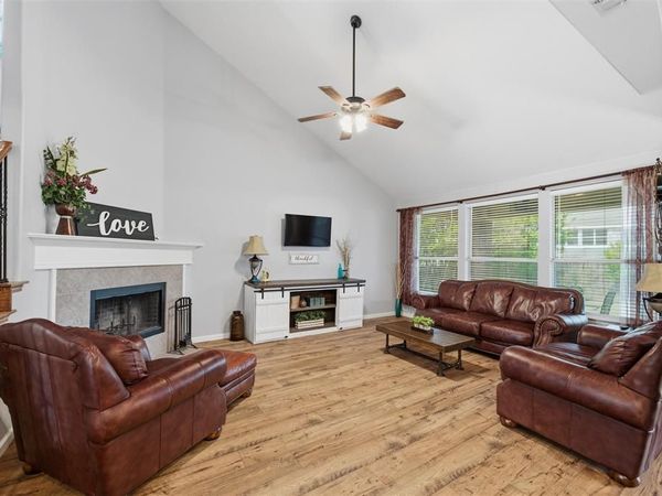 1121 Linden Drive , Burleson, TX 76028